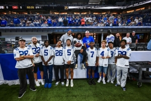 都是同城兄弟！哈利帶一眾隊友觀看同城NFL小馬隊比賽