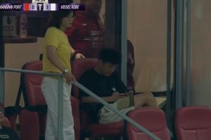 海港0-3落后神戶，因傷缺陣的武磊在看臺(tái)上看手機(jī)