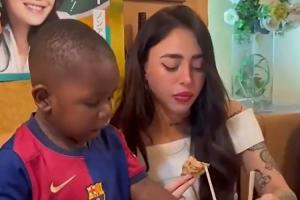 提前帶娃！亞馬爾女友帶著弟弟“季馬爾”玩耍，場面溫馨??