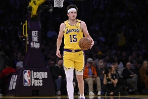 記者談馬刺關(guān)注里夫斯：他們有太多后衛(wèi) 得做一些交易才能說得通