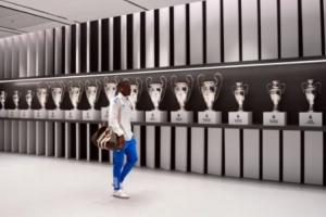 底蘊這一塊！為震懾對手，皇馬在進伯納烏通道中展示15座歐冠獎杯