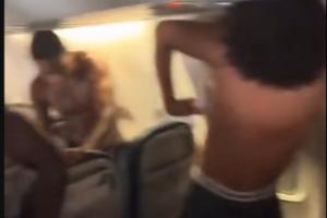 畫(huà)面太美??摩納哥前往客場(chǎng)的飛機(jī)空調(diào)出故障，球員紛紛脫衣散熱