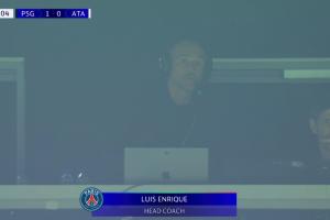 ??又來(lái)？恩里克在看臺(tái)頭戴耳機(jī)指揮巴黎，此前法甲就有類似情況