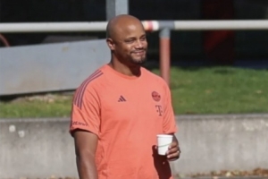 圖片報：贏切爾西后孔帕尼心情很愉快，今天拿著咖啡在訓(xùn)練場散步