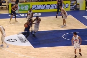 狀態(tài)火熱！香港金牛卡爾頓頻頻沖擊內(nèi)線 拿下13分7板2助3帽