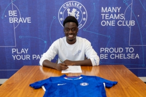 官方：切爾西與18歲后衛(wèi)安特維簽訂三年新合同，包含兩年續(xù)約選項(xiàng)