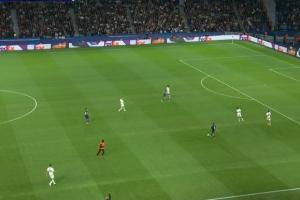 有球迷沖場(chǎng)！安保人員進(jìn)入場(chǎng)地內(nèi)，巴黎比賽短暫中止后恢復(fù)