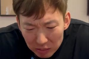 新表情包！周琦曬北京小吃挑戰(zhàn)之三巨口：是我吃的地方不對(duì)？