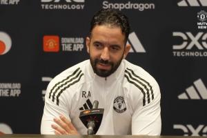 和拉爵聊了啥？阿莫林調(diào)侃：他要給我新合同；沒(méi)有，只是常規(guī)會(huì)議