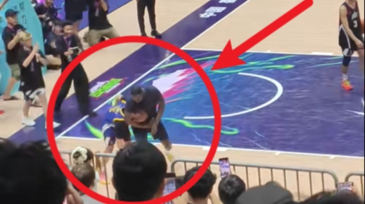 效果拉滿??追夢(mèng)將穿著普爾球衣的程鑫凱掀翻在地&拉拽鎖喉五米