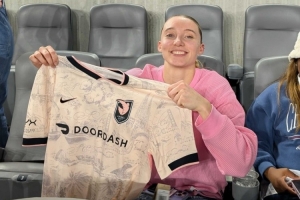 已經(jīng)是大人物了！佩奇-布克斯洛杉磯觀看女足聯(lián)賽獲贈球衣！