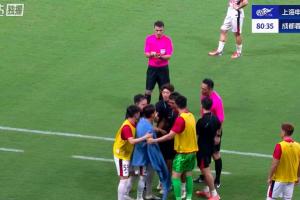 因傷被換下的韋世豪不滿判罰抗議吃到黃牌，累計4黃下輪停賽