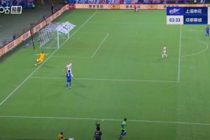 這？蔣圣龍后場(chǎng)漫不經(jīng)心回傳，白送蓉城一個(gè)角球