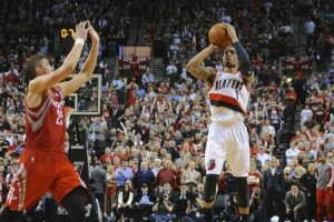 利拉德談0.9秒絕殺火箭：原戰(zhàn)術是給阿德空接 但老莫鼓勵我接球