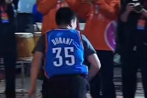 嚴(yán)父型球迷！徐靜雨場(chǎng)上怒換杜蘭特雷霆球衣 追夢(mèng)一旁鼓掌大笑