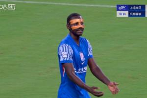 蓉城門(mén)前一片混亂！申花開(kāi)角球形成三維彈球，阿蘇埃最后一擊踢偏