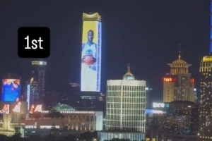 亮相中國(guó)上海外灘巨幕！追夢(mèng)：媽媽我做到了 永懷感恩！