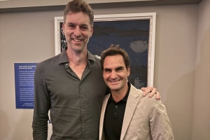 保羅-加索爾曬和網(wǎng)球名將費(fèi)德勒合影：每次和你聊天都很開心