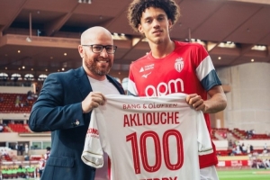 里程碑！阿克利烏舍賽前領(lǐng)取摩納哥百場紀念球衣