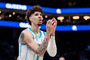 作為黃蜂的門面與頂薪球員 球隊(duì)希望三球能承擔(dān)起領(lǐng)袖的相應(yīng)責(zé)任