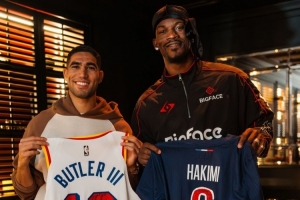 足籃跨界！勇士社媒曬照：巴特勒與大巴黎球星阿什拉夫交換球衣