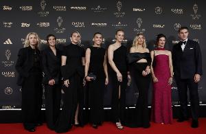 好像有點拘謹??約克雷斯與一眾阿森納女將在金球紅毯上合影