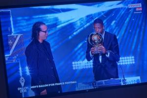 小圖拉姆在家看登貝萊獲得金球獎，曬照配文：這不是AI生成的??