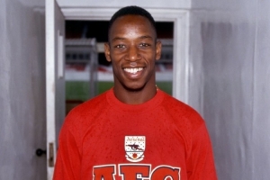 34年前的今天伊恩-賴特加盟阿森納，為槍手出戰(zhàn)288場185球31助