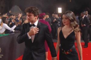 太養(yǎng)眼了！內(nèi)維斯攜女友現(xiàn)身金球獎紅毯