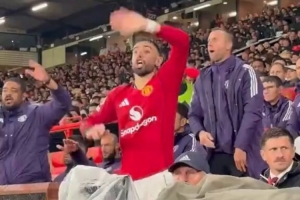 渴望勝利！B費對陣切爾西被換下后在替補席很著急，大聲呼喊隊友