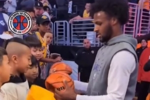 有愛互動！小球迷：你會給勒布朗-詹姆斯打多少分？布朗尼：100！