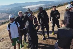 約等于官宣？林葳身穿俄勒岡大學(xué)隊(duì)服&上腳科比4 和隊(duì)友一起爬山