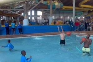 球滑影響手感！謝潑德&奧科吉泳池PK投籃 募集善款10000美元