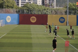 巴薩對陣奧維耶多賽前最后一練，萊萬帥氣凌空側(cè)鉤破門