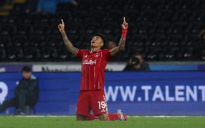 前兩次代表英超俱樂部首發(fā)均打進(jìn)2+球，伊戈爾-熱蘇斯第五位做到