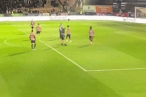 太陽報(bào)：賽前熱身時被工作人員擋，本-懷特將球踢向?qū)Ψ? >
                                        </div>
                                    </div>
                                    <div   id=