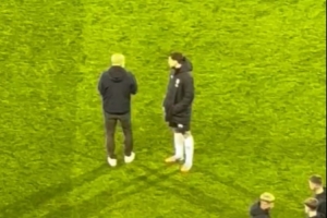 額外補(bǔ)課??瓜迪奧拉在比賽結(jié)束后，對曼城中場岡薩雷斯進(jìn)行指導(dǎo)