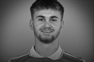 悲??！前阿森納青訓球員比賽中頭部遭撞擊受傷去世，年僅21歲