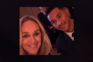 ‘如此優(yōu)雅 笑容燦爛’！法國主持人把馬尤盧當杜埃，曬合照猛夸