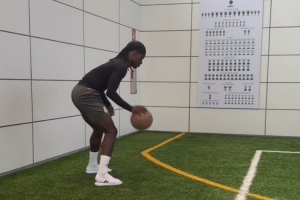 ??羅德里戈曬卡馬文加打籃球視頻，嫻熟胯下運(yùn)球+遠(yuǎn)投命中