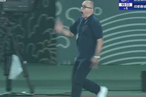 瘋狂慶祝！浙江最后時刻絕平蓉城，主帥卡內(nèi)達(dá)場邊激情狂奔慶祝