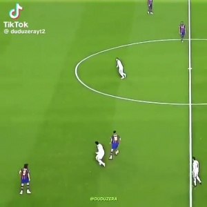 布斯克茨轉身，巴薩由守轉攻