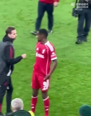中場加練！伊薩克中場時被工作人員攔下要求進行折返跑，欣然接受