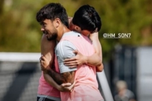 成隊(duì)友了！華裔球員伍小海和孫興慜訓(xùn)練中擁抱 球員此前歸化失敗