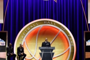 韋德：我穿3號是因為艾弗森 我和偶像一起引薦甜瓜進(jìn)名人堂