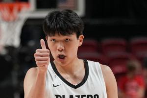 開拓者副總經(jīng)理：楊瀚森很敢于說英語 學(xué)得很快 我會(huì)盡力去幫他