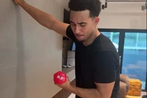 早日康復(fù)！受傷前麥凱恩社媒曬自己拿3公斤啞鈴做彎舉的搞笑視頻