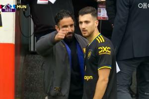 記者：曼聯(lián)被阿莫林帶得一團糟，他們就像不打地基從上往下蓋房子