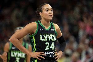 還得靠你！娜菲莎-科利爾半場(chǎng)9中6拿到全隊(duì)最高的13分 另有3板