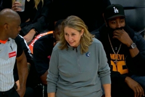 再度現(xiàn)場支持水星隊(duì)！哈登場邊觀戰(zhàn)WNBA季后賽水星VS山貓